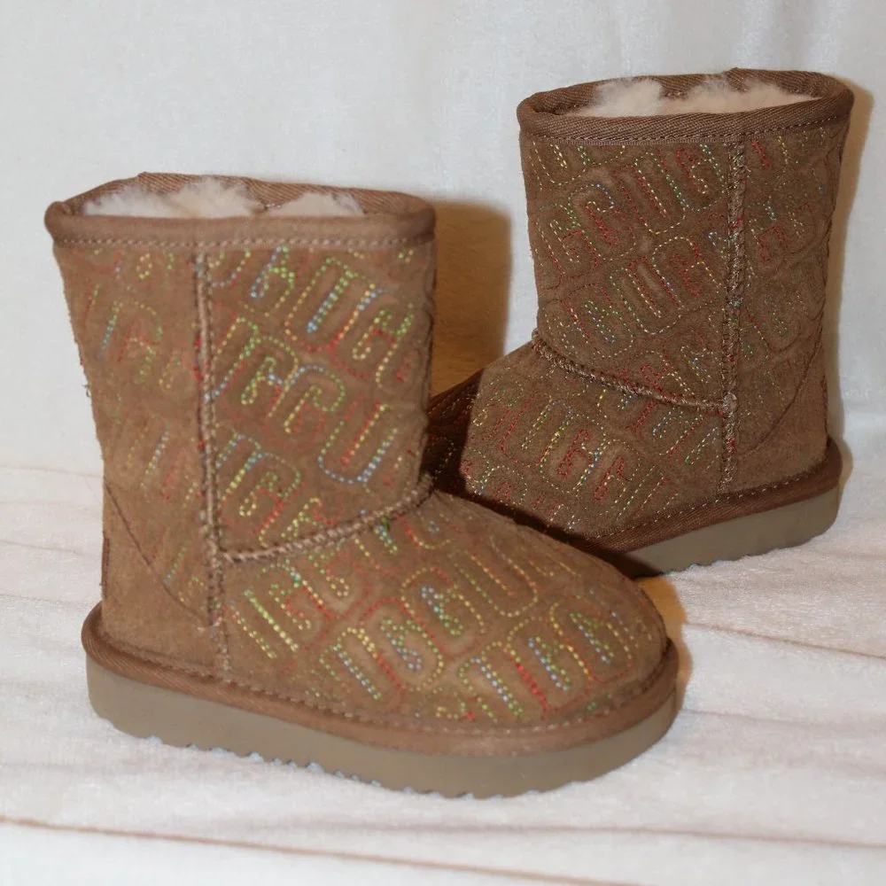 NIB UGG GIRL'S CLASSIC SHORT‎ GRAPHIC STITCH LOGO WINTER BOOTS CHESTNUT